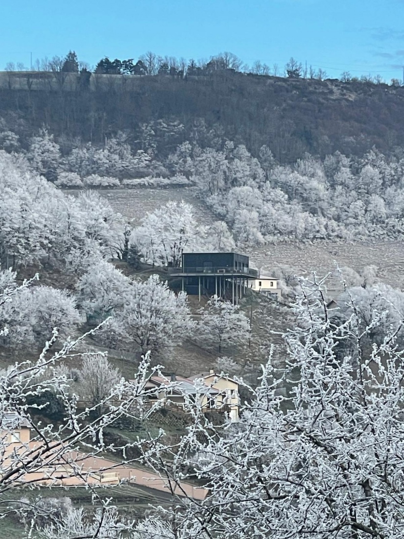 Maison suspendu : neige