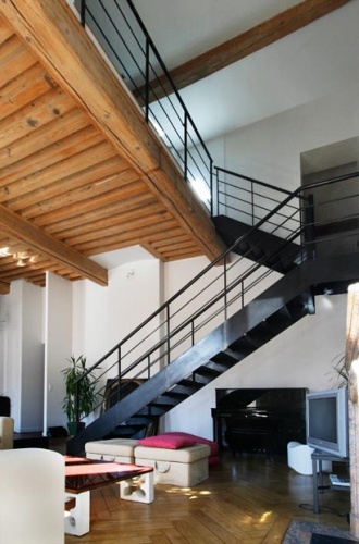 Rnovation d'un appartement  la Croix Rousse. : escalier acier central