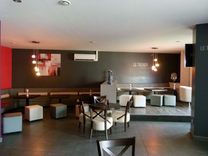 Rhabilitation d'un ancien bar en Caf Lounge : esp. 2/3