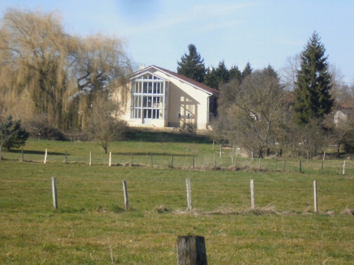 Rnovation d'une ferme avec vranda : la ferme vue de loin